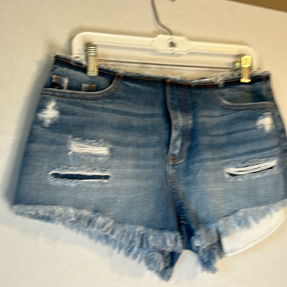 NWT Kancan Lower Rise Distressed Frayed Med Wash Beachy Shorts. Size M